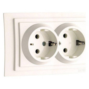 Розетка двойная с заземлением Mono Electric Larissa 103-010104-120 Розетка двойная с заземлением Mono Electric Larissa 103-010104-120